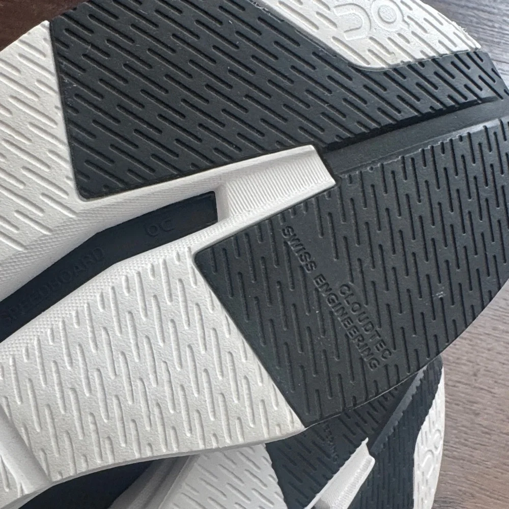 On Running Cloudeasy Men's Black and White Sneakers. No Box